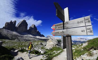 Un senderista cerca del refugio Antonio Locatelli, frente a las Tres Cimas de Lavaredo, al fondo.