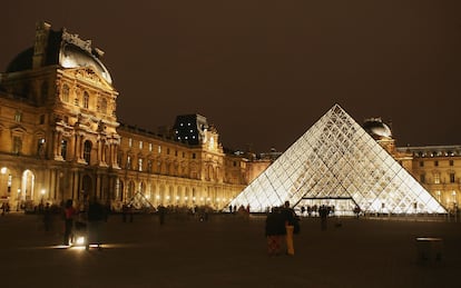 La pirámide del museo del Louvre, en París, diseñada por Ieoh Ming Pei.