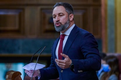 El líder de Vox, Santiago Abascal, sujeta una copia de la carta enviada por Sánchez al Rey de Marruecos sacada de la web de EL PAÍS.