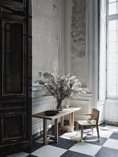 Las piezas de Vicent van Duysen para Zara Home se han fotografiado en Milán, París y Melides (Portugal). La mesa está inspirada en una de la casa actual de Van Duysen en Amberes, Bélgica.
