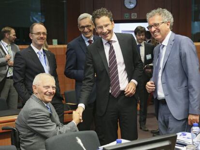 El ministro de Finanzas alemán, Wolfgang Schäuble (i), el presidente del Eurogrupo, Jeroen Dijsselbloem (c) y el ministro de Finanzas luxemburgués Pierre Gramegna (d), durante la reunión del Eurogrupo celebrada en Bruselas.