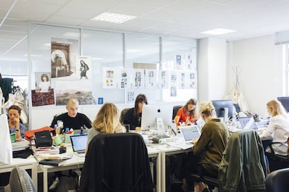Imágenes de la sede de Vestiaire Collective, donde trabajan unas 250 personas, a las que se suman otros 100 empleados en el resto del mundo.