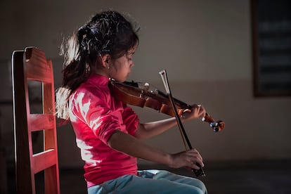 Alumna de los talleres de formación de la orquesta musical de San José de Chiquitos.