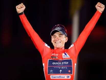 El belga Remco Evenepoel, ganador de la Vuelta, en el podio tras la etapa final de la 77ª edición de la Vuelta Ciclista a España, este domingo en Madrid.