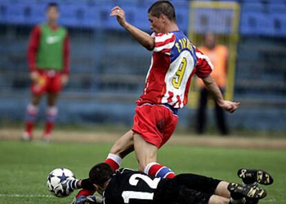 Fernando Torres, en el momento de ser cazado por Damjanac, el portero del OFK.