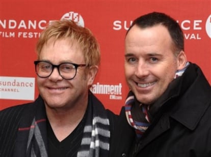 Elton John y su marido, David Furnish, en una imagen del 27 de enero de 2010