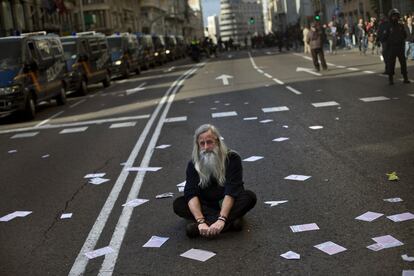 Un manifestante en la Gran Vía de Madrid durante la jornada de huelga general del 14-N en contra de los recortes del gobierno de Rajoy