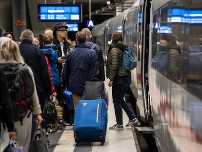 Pasajeros en una estación de tren de Berlín este sábado.