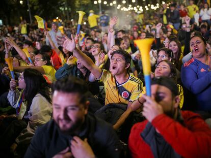 Aficionados reaccionan al partido de semifinales de la Copa América entre Colombia y Uruguay, en Bogotá, el 10 de julio.