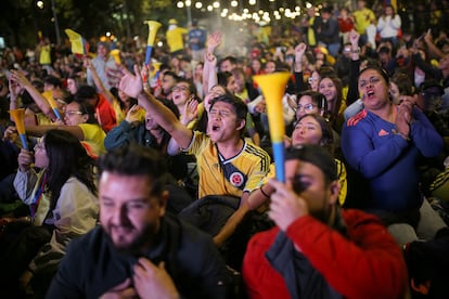 Aficionados reaccionan al partido de semifinales de la Copa América entre Colombia y Uruguay, en Bogotá, el 10 de julio.