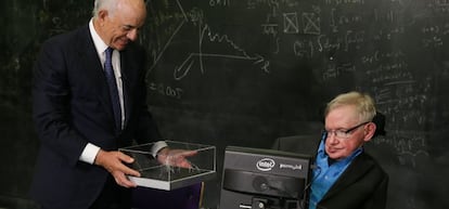 El presidente de la Fundaci&oacute;n BBVA, Francisco Gonz&aacute;lez, hace entrega del premio Frontera del Conocimiento, al astrof&iacute;sico brit&aacute;nico Stephen Hawking, en la Universidad de Cambridge.