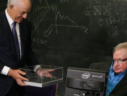 El presidente de la Fundaci&oacute;n BBVA, Francisco Gonz&aacute;lez, hace entrega del premio Frontera del Conocimiento, al astrof&iacute;sico brit&aacute;nico Stephen Hawking, en la Universidad de Cambridge.