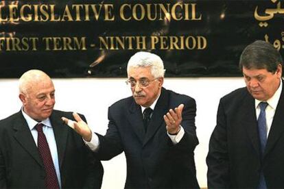 El presidente palestino, Mahmud Abbas (centro), ayer con el primer ministro, Ahmed Qurei (derecha), y el presidente del Parlamento, Raui Fatuh.