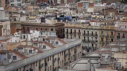 Edificios en Ciutat Vella, el distrito de Barcelona donde más porcentaje de su salario destinan los vecinos al pagar el alquiler.