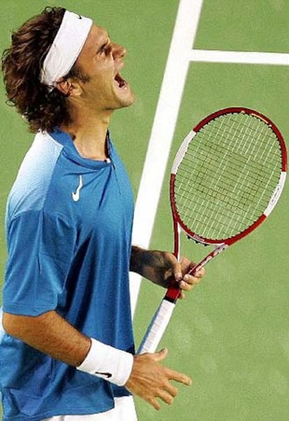 Federer se lamenta de una jugada del partido ante Safin.