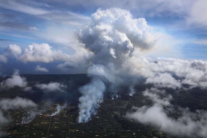 Vista general de la erupción del volcán Kilauea en la isla grande de Hawái, el 6 de mayo de 2018.