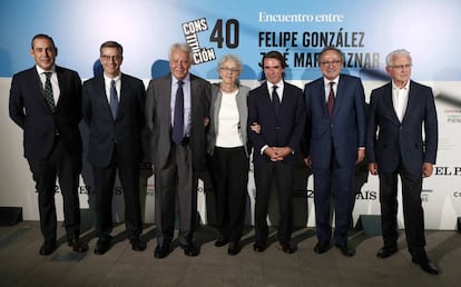 De izquierda a derecha: Manuel Mirat, consejero delegado de PRISA; Agustín Martín, presidente y consejero delegado de Toyota; Felipe González, expresidente del Gobierno; Soledad Gallego-Díaz, directora del diario EL PAÍS; José María Aznar, expresidente del Gobierno; Manuel Polanco, presidente de PRISA, y Daniel Gavela, director general de la cadena SER.