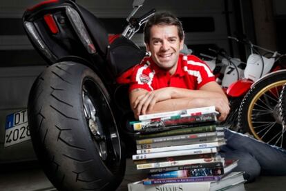 El piloto Carlos Checa, campeón del mundo de Superbikes 2011, en su taller de Sant Fruitós de Bages