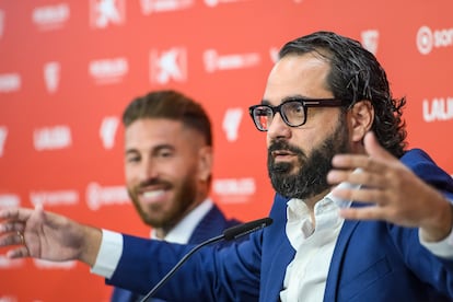 El director deportivo del Sevilla, Víctor Orta, durante la presentación de Sergio Ramos.