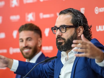 El director deportivo del Sevilla, Víctor Orta, durante la presentación de Sergio Ramos.