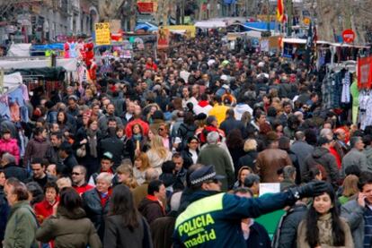 Un domingo en el Rastro de Madrid, que quedará cerrado las próximas semanas.