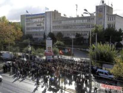 Trabajadores y manifestantes protestan a las puertas de la sede de la televisión pública ERT en Atenas, en protesta por su cierre. EFE/Archivo