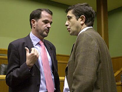 Carlos Iturgaiz (PP) y Patxi López (PSE), ayer, durante el pleno del Parlamento vasco.