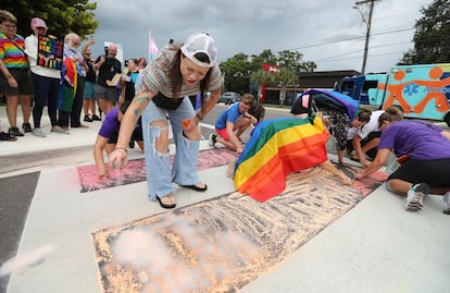 Protesta frente al antiguo club nocturno PULSE en Orlando, Florida, el jueves 21 de agosto.