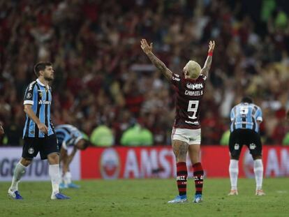 Gabigol comemora classificação contra o Grêmio.