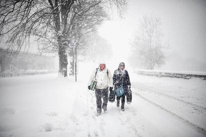 Dos personas caminan en la nieve este jueves 1 de marzo en Balloch (Escocia). 