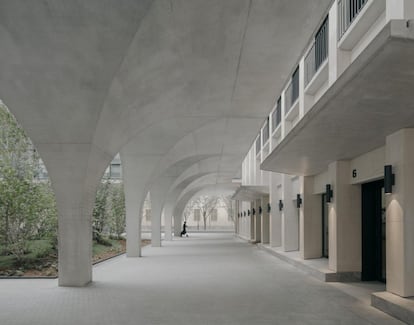 La estructura construye una arcada peatonal que protege de la lluvia y el sol.