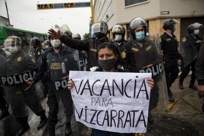 Protesta contra el gobierno de Vizcarra en las afueras del Congreso de Per en 2020. 