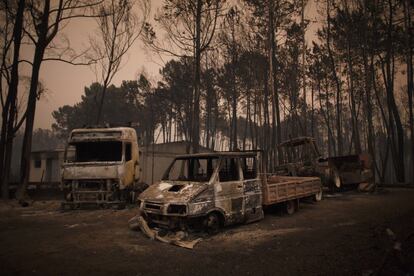 Vehículos quemados por el incendio cerca de Castanheira de Pera, en el districto de Leiria, Portugal.