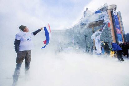 Un grupo de productores esparcen leche en polvo ante la sede del Consejo de la Unión Europea en Bruselas (Bélgica). Alrededor de un centenar de productores de leche europeos se manifestaron hoy en Bruselas para reclamar a las instituciones comunitarias medidas adicionales para regular la producción láctea y poner fin de manera definitiva a la crisis en el sector.