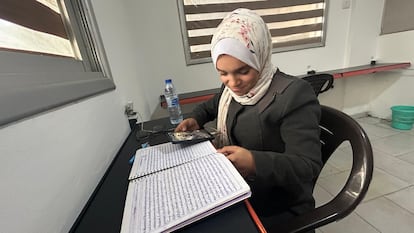 Alaa al Qouqa focuses, en el Fiber Hub en Jan Yunis, el pasado 28 de enero.