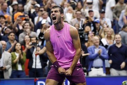 Alcaraz celebra su triunfo contra Sinner, este domingo en la Arthur Ashe.