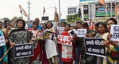 Mujeres indias protestan en Khunti (Estado de Jharkhand) contra una violación múltiple, este sábado.