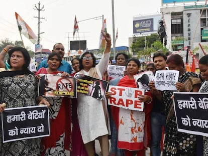 Mujeres indias protestan en Khunti (Estado de Jharkhand) contra una violación múltiple, este sábado.