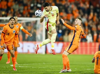 Mikel Merino, en una jugada durante el encuentro entre España y Países Bajos en Róterdam.