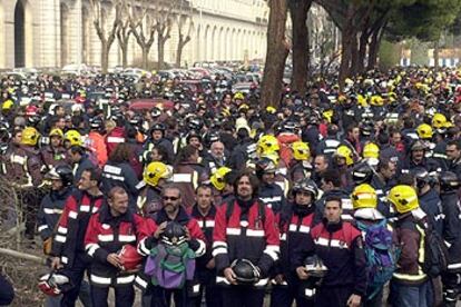 Los bomberos, algunos caracterizados de ancianos, durante la concentración ante el Ministerio de Trabajo.