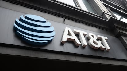 El logo de AT&T en una tienda de Washington.