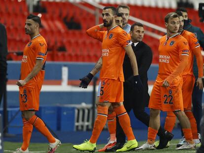 La interrupción del partido de Champions entre el PSG y Estambul para denunciar el racismo de un árbitro, en imágenes