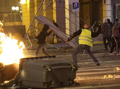 Los manifestantes se enfrenta a la policía en Marsella, tras un día de mucha tensión.