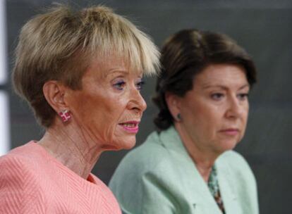 La vicepresidenta primera del Gobierno, María Teresa Fernández de la Vega (izqda.), y la ministra de Fomento, Magdalena Álvarez, en la rueda de prensa posterior al Consejo de Ministros.