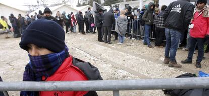 Refugiados sirios, iraquíes y afganos caminan por un camino nevado en Miratovac, en la frontera entre Serbia y Macedonia.