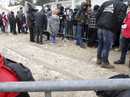 Refugiados sirios, iraqu&iacute;es y afganos caminan por un camino nevado en Miratovac, en la frontera entre Serbia y Macedonia.