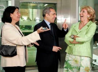 Inés Sabanés, Rafael Simancas y Esperanza Aguirre (de izquierda a derecha) bromean durante la recepción en la Puerta del Sol. 
/ CRISTÓBAL MANUEL
Javier Gómez y Manuel Ródenas (militantes del PP a los que casó Alberto Ruiz-Gallardón) conversan con Pedro Zerolo, edil del PSOE.