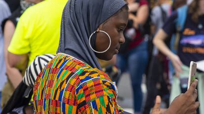 Una mujer luce tela kente, típica de Ghana.