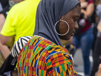 Una mujer luce tela kente, típica de Ghana.