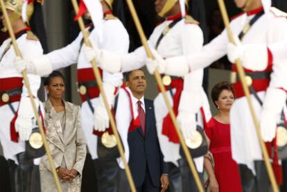 Barack Obama; su esposa, Michelle (izquierda), y Dilma Rousseff, durante el desfile de la guardia de honor en Brasilia.